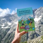 Couverture du livre Nomades Sauvages et Parents, par @2bike3 - Alizée Conraud et Marie-Lou Lesage aux éditions Jouvence