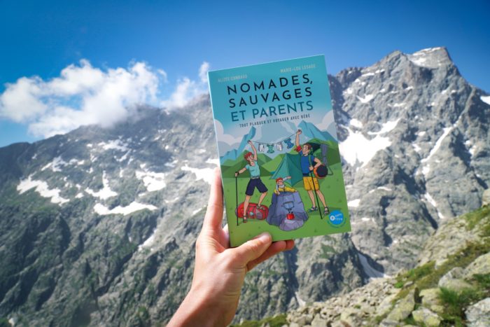 Couverture du livre Nomades Sauvages et Parents, par @2bike3 - Alizée Conraud et Marie-Lou Lesage aux éditions Jouvence
