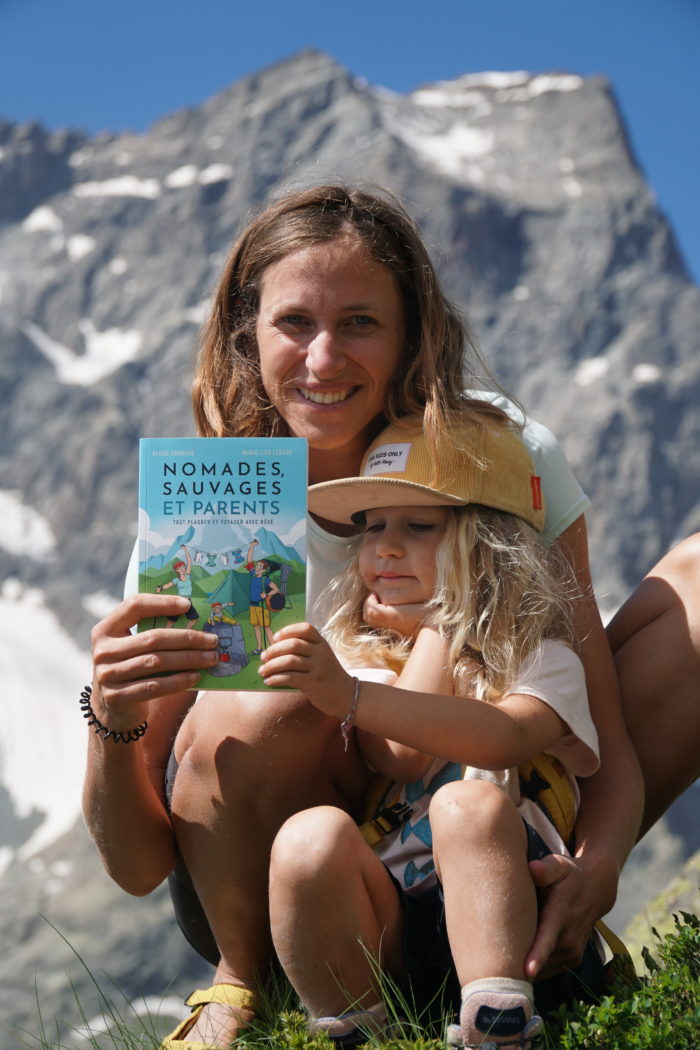 Couverture du livre Nomades Sauvages et Parents, par @2bike3 - Alizée Conraud et Marie-Lou Lesage aux éditions Jouvence