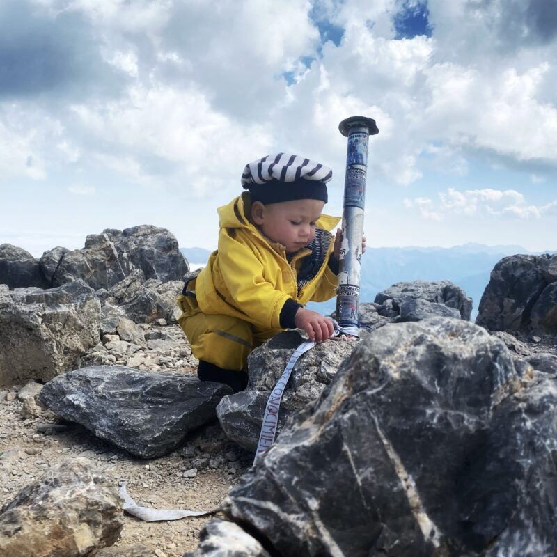 Ils ont traversé les Pyrénées à pied avec leur bébé sur le dos
