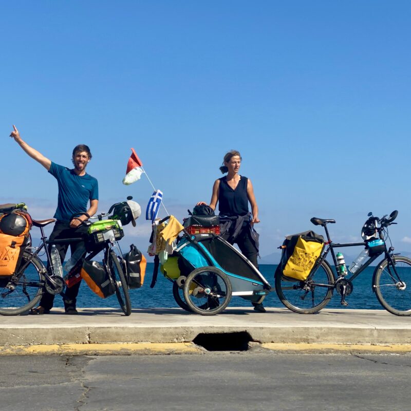 Ils voyagent à vélo avec deux enfants en bas âge